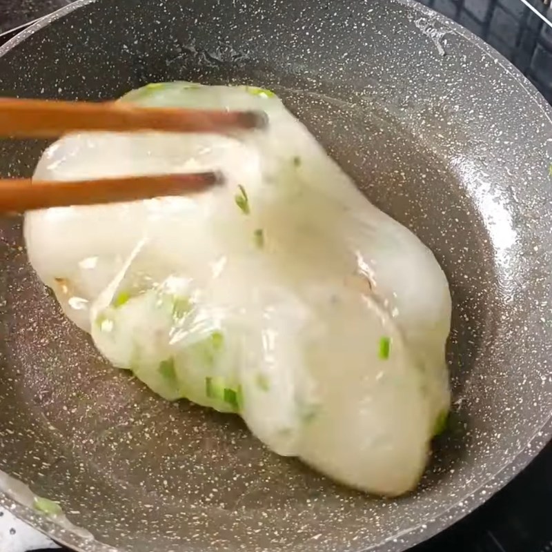 Bước 3 Khuấy bột lọc trên chảo Bột khuấy