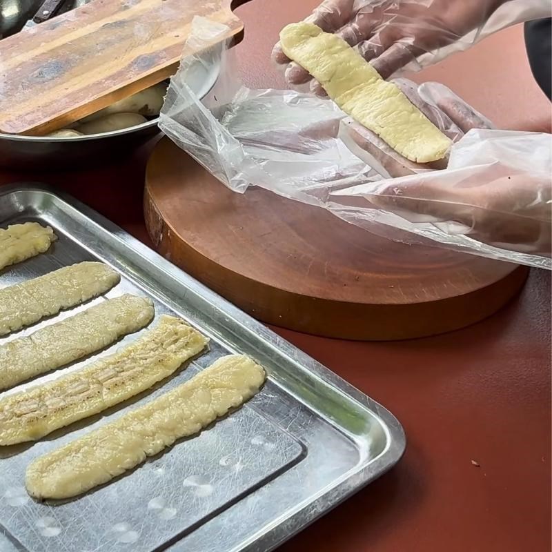 Bước 3 Kỹ thuật ép chuối tạo hình Bánh chuối chiên phồng ruột