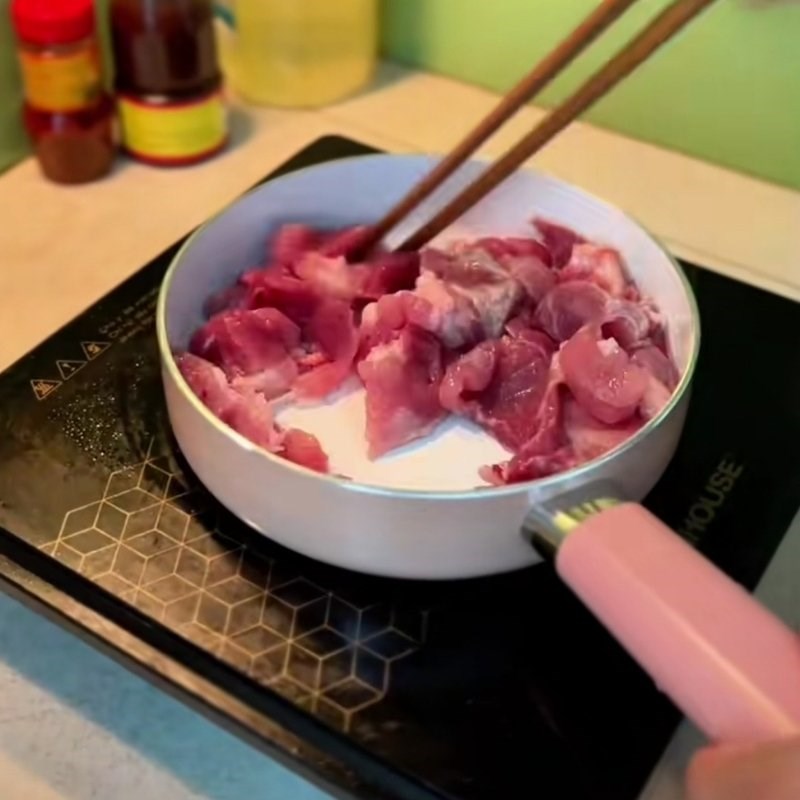 Bước 2 Làm thịt rang cháy cạnh Thịt nạc vai rang cháy cạnh