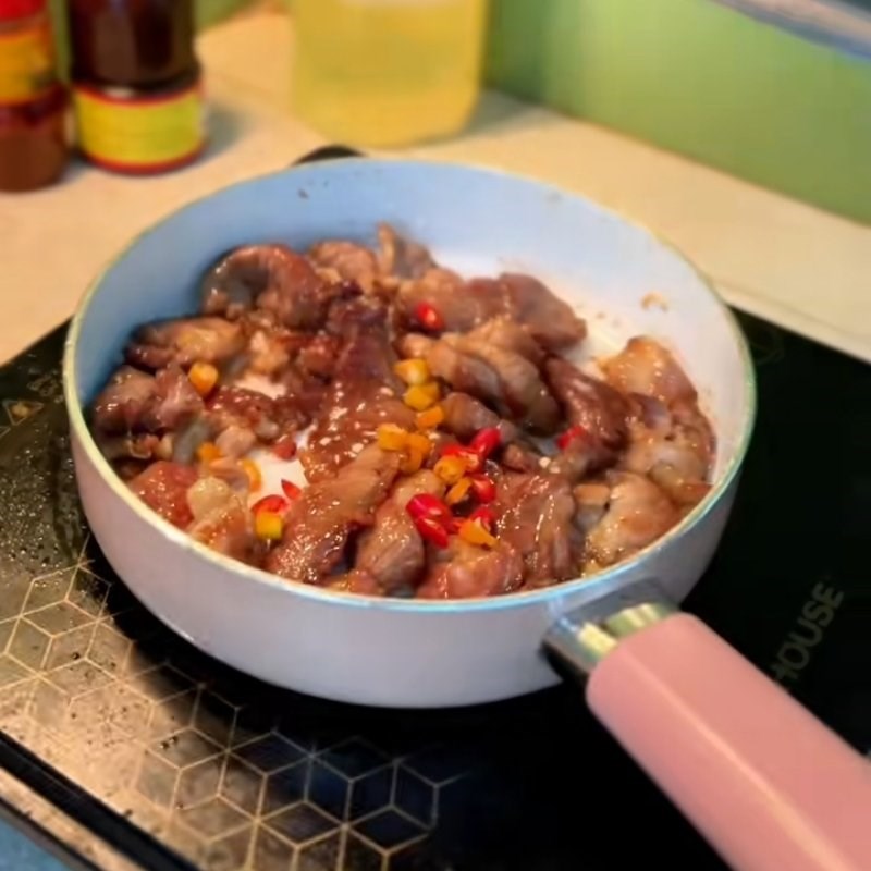 Bước 2 Làm thịt rang cháy cạnh Thịt nạc vai rang cháy cạnh