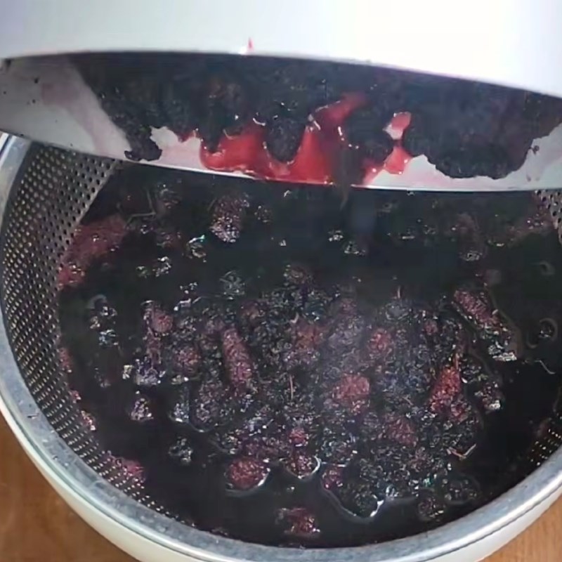 Bước 5 Lọc, bảo quản siro dâu tằm Dâu tằm ngâm đường phèn