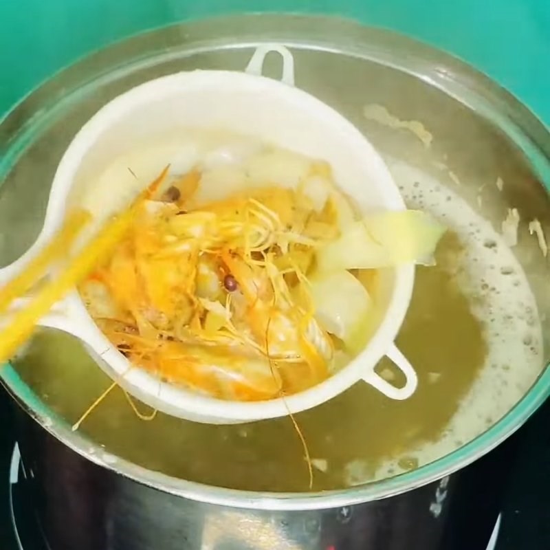 Bước 2 Lọc nước dùng và nấu hải sản tươi sống Bánh canh bề bề