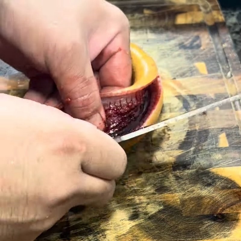 Bước 2 Lọc thịt và ninh xương lươn Miến lươn Nghệ An