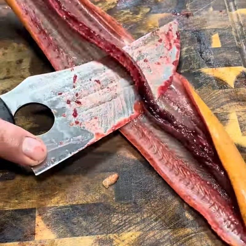 Bước 2 Lọc thịt và ninh xương lươn Miến lươn Nghệ An