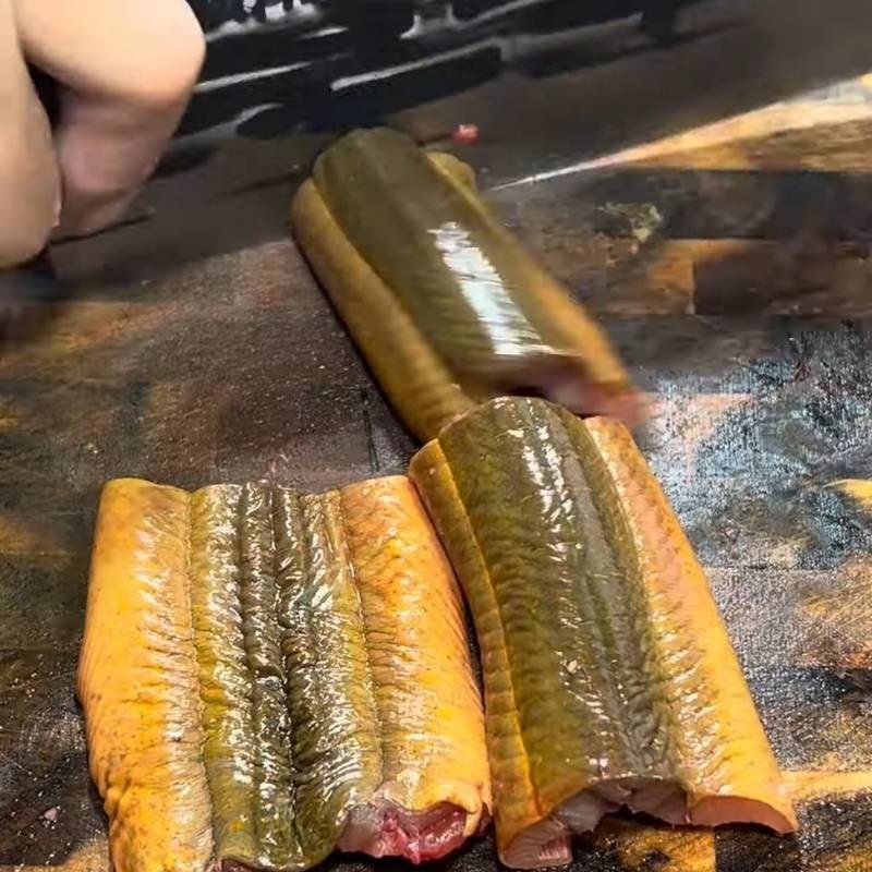 Bước 2 Lọc thịt và ninh xương lươn Miến lươn Nghệ An