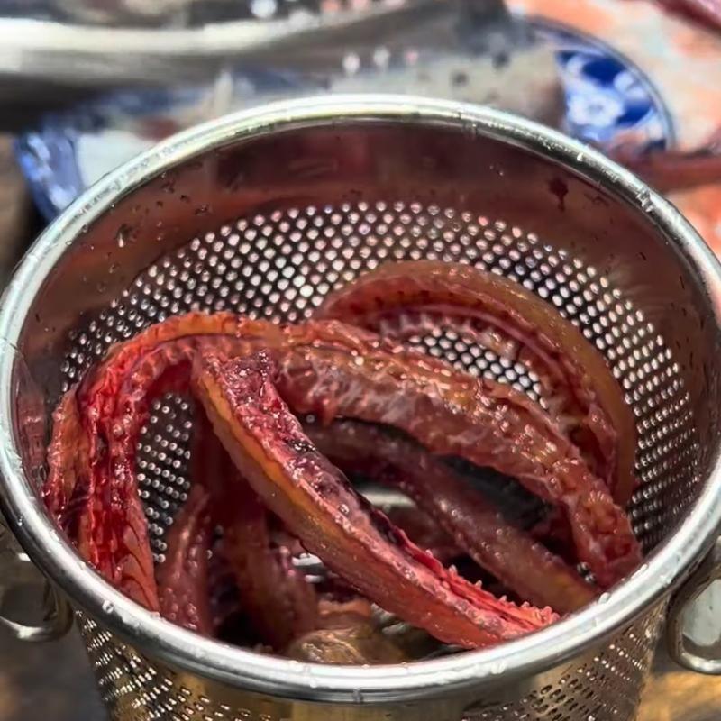 Bước 2 Lọc thịt và ninh xương lươn Miến lươn Nghệ An