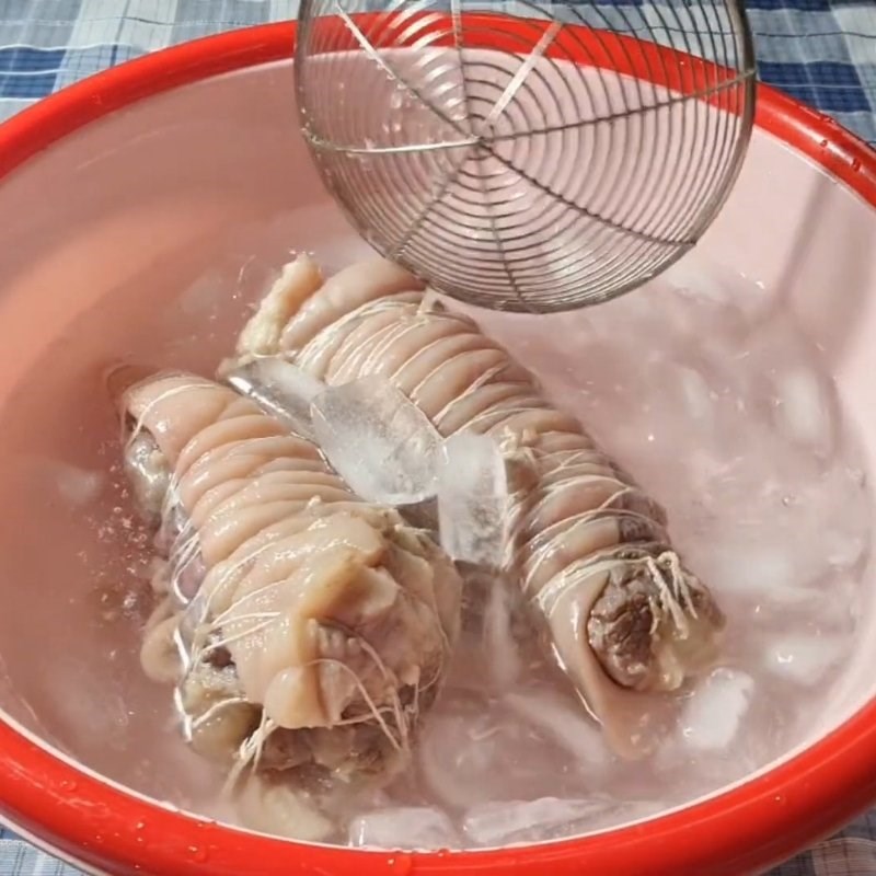 Bước 4 Luộc chín thịt và nấu nước mắm ngâm Tai heo cuộn bắp bò ngâm mắm
