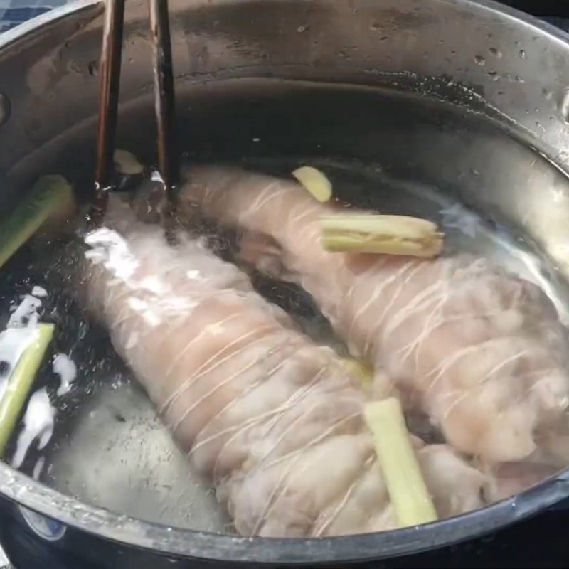 Bước 4 Luộc chín thịt và nấu nước mắm ngâm Tai heo cuộn bắp bò ngâm mắm