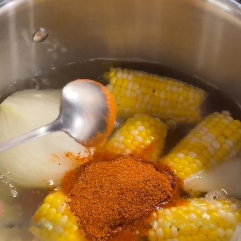 Bước 2 Luộc rau củ và hải sản Hải sản sốt cajun