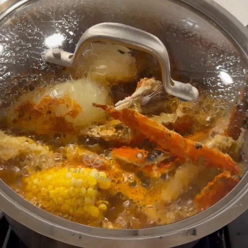 Bước 2 Luộc rau củ và hải sản Hải sản sốt cajun