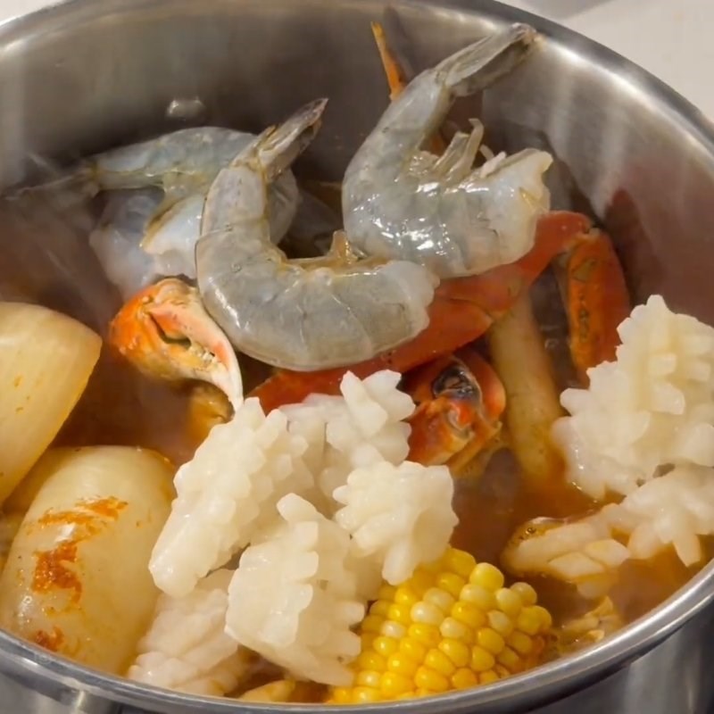 Bước 2 Luộc rau củ và hải sản Hải sản sốt cajun
