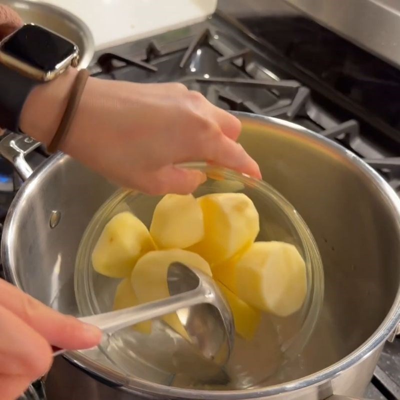 Bước 2 Luộc rau củ và hải sản Hải sản sốt cajun