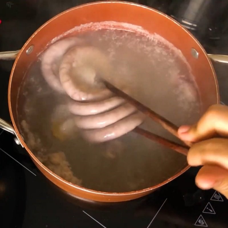 Bước 3 Luộc riêng ruột heo (lòng non) Bánh hỏi lòng heo