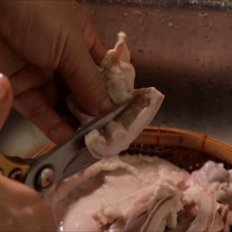 Bước 2 Luộc sơ và cắt miếng Dạ dày kho tiêu