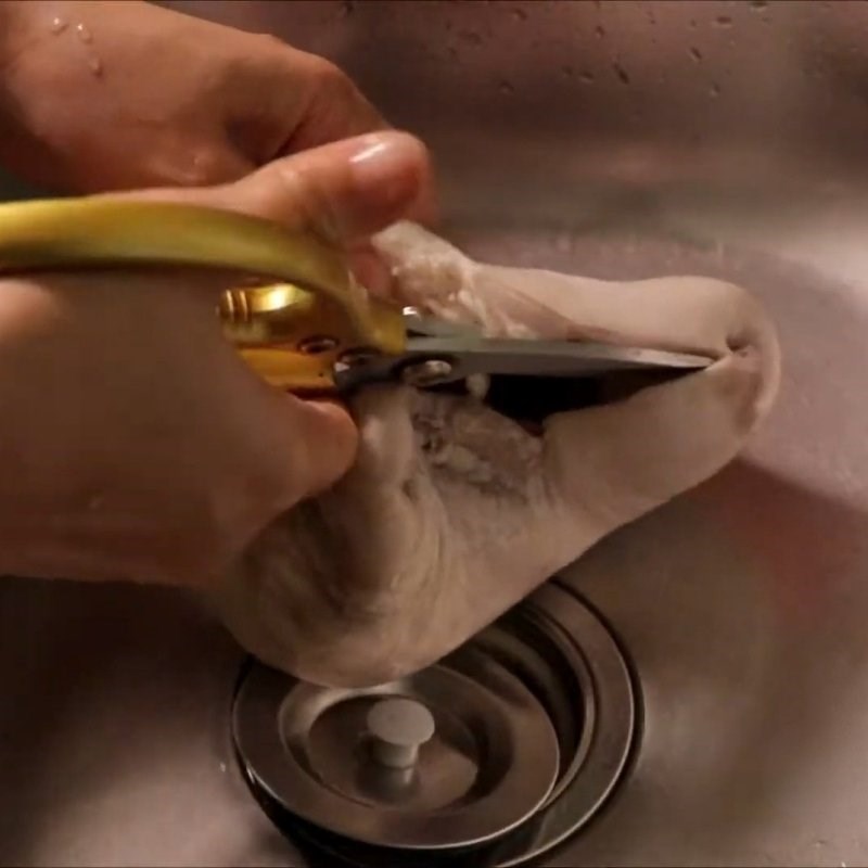 Bước 2 Luộc sơ và cắt miếng Dạ dày kho tiêu