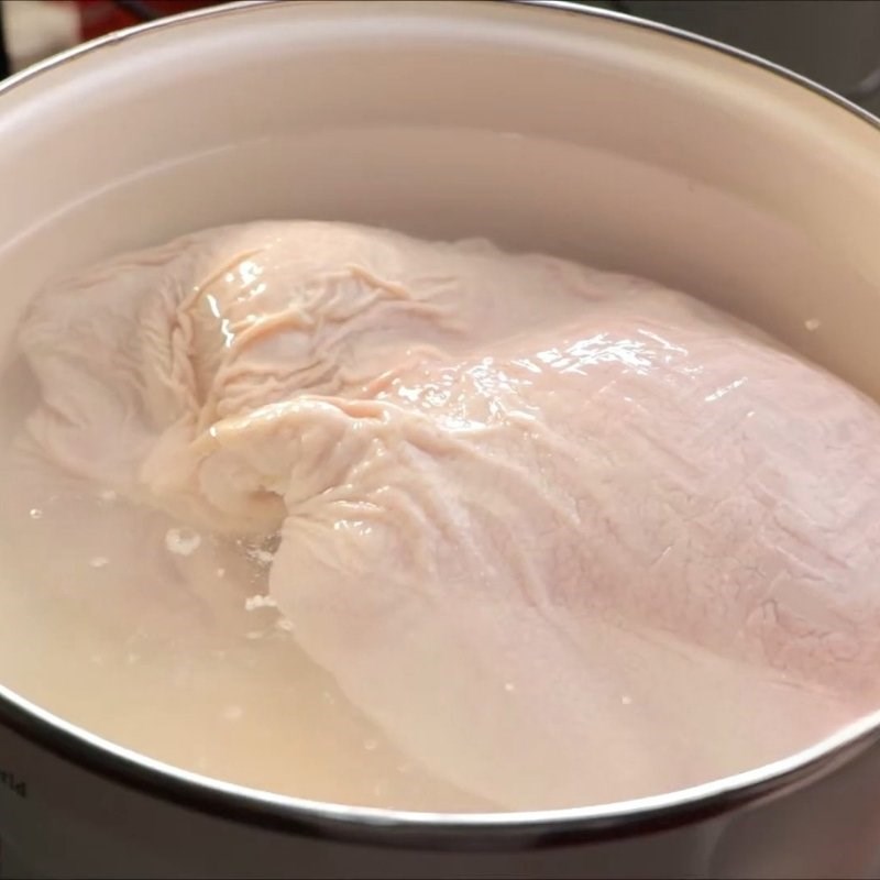 Bước 2 Luộc sơ và cắt miếng Dạ dày kho tiêu