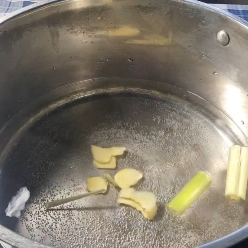 Bước 3 Luộc sơ và khử mùi thịt Tai heo cuộn bắp bò ngâm mắm