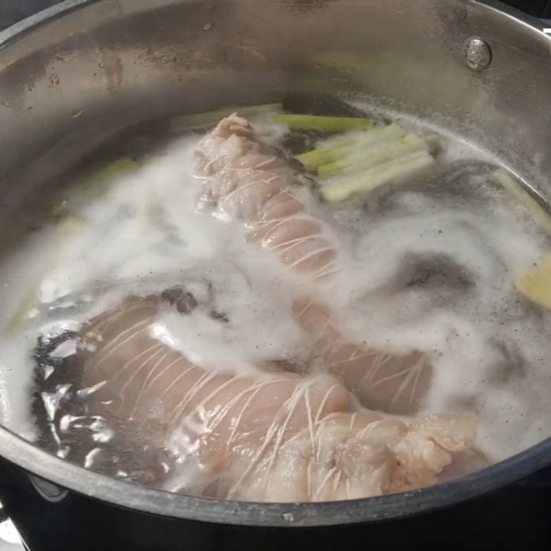 Bước 3 Luộc sơ và khử mùi thịt Tai heo cuộn bắp bò ngâm mắm