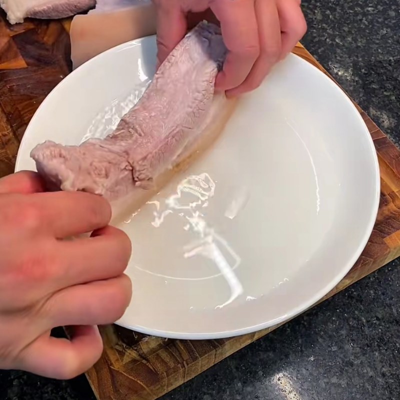 Bước 1 Luộc sơ và sơ chế bì heo quay Bánh tráng heo quay