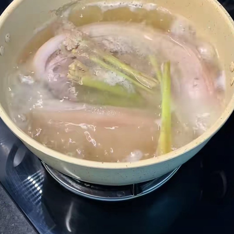 Bước 1 Luộc sơ và sơ chế bì heo quay Bánh tráng heo quay