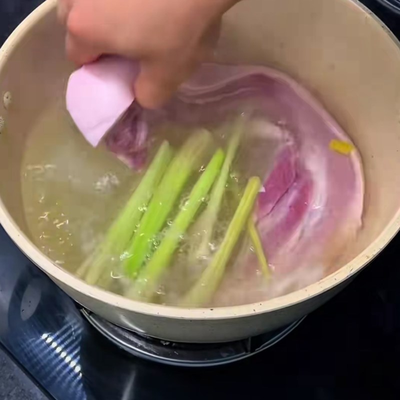 Bước 1 Luộc sơ và sơ chế bì heo quay Bánh tráng heo quay