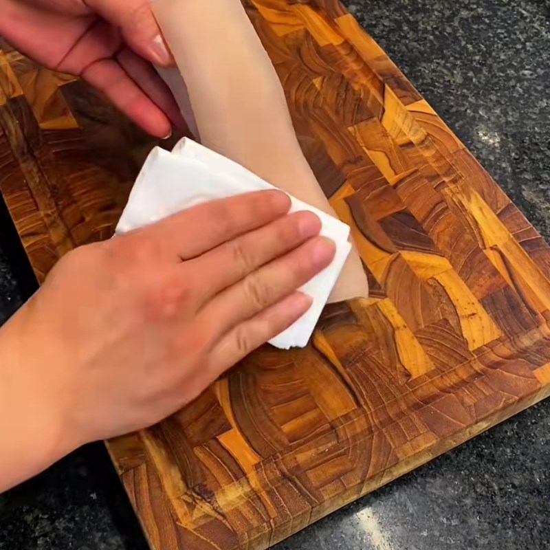 Bước 1 Luộc sơ và sơ chế bì heo quay Bánh tráng heo quay