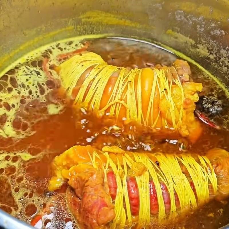 Bước 4 Luộc tai heo cuộn bắp bò thấm vị Tai heo cuộn bắp bò ủ muối