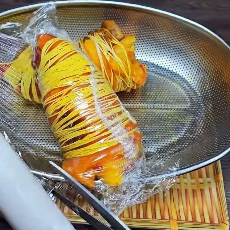 Bước 4 Luộc tai heo cuộn bắp bò thấm vị Tai heo cuộn bắp bò ủ muối