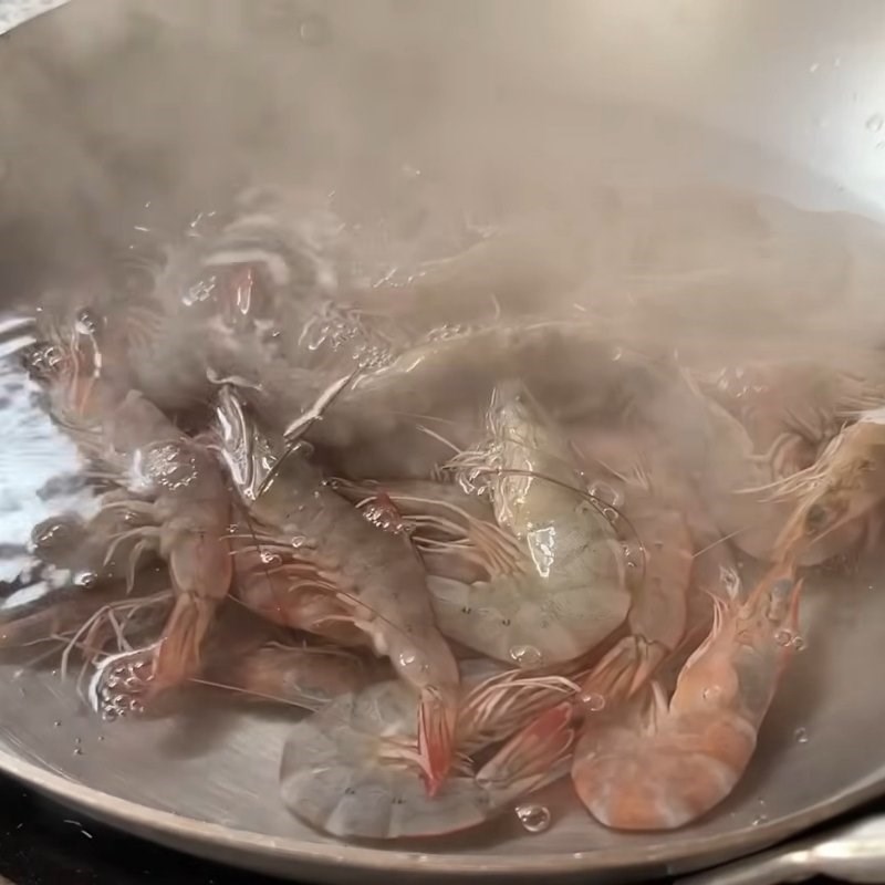 Bước 2 Luộc tôm tươi và thịt ba chỉ Gỏi rau tiến vua tôm thịt