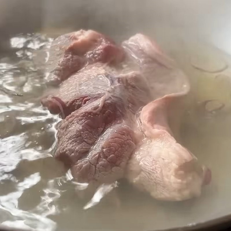 Bước 2 Luộc tôm tươi và thịt ba chỉ Gỏi rau tiến vua tôm thịt