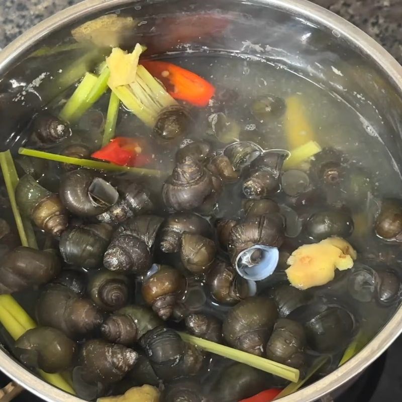 Bước 2 Luộc và khêu thịt ốc Bồng khoai nấu ốc