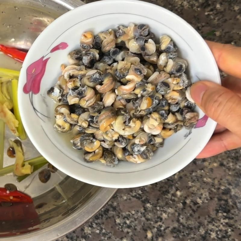 Bước 2 Luộc và khêu thịt ốc Bồng khoai nấu ốc