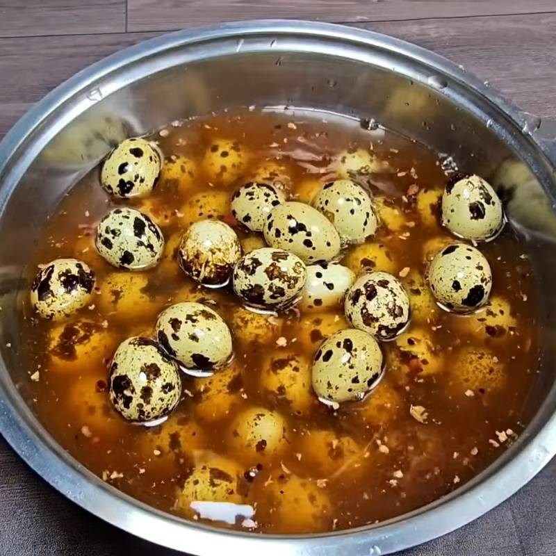 Bước 3 Luộc và ủ trứng cút Trứng cút nướng muối Trung Hoa