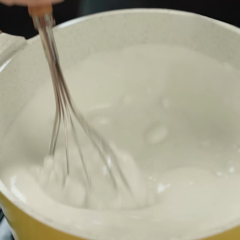 Bước 2 Nấu bột trên bếp Bột chiên người Hoa