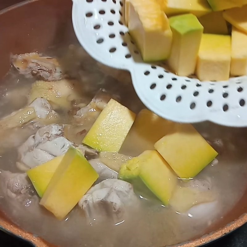 Bước 3 Nấu canh và nêm gia vị Canh gà bí đỏ