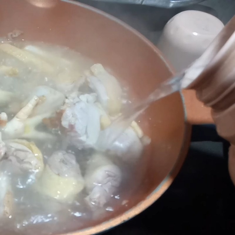 Bước 3 Nấu canh và nêm gia vị Canh gà bí đỏ