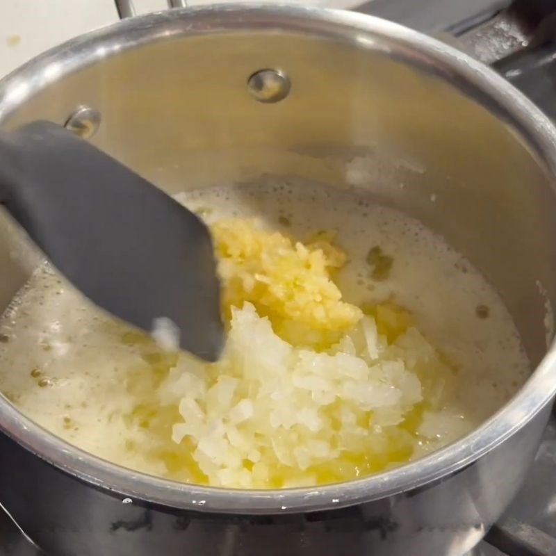 Bước 3 Nấu hải sản sốt Cajun Hải sản sốt cajun