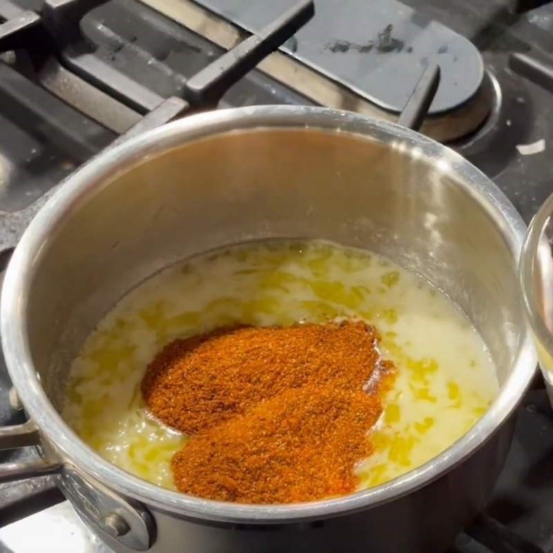 Bước 3 Nấu hải sản sốt Cajun Hải sản sốt cajun