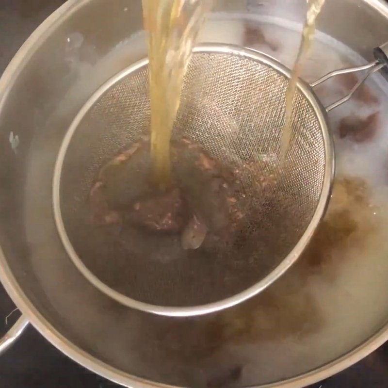 Bước 4 Nấu huyết và lấy nước "huyết hậu" cho cháo Bánh hỏi lòng heo