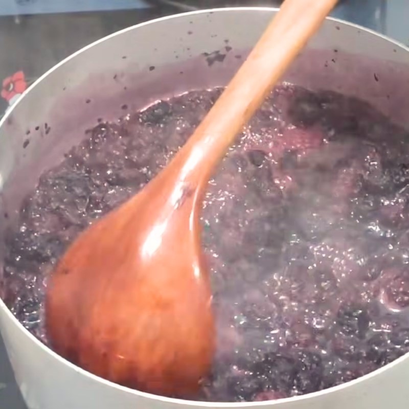 Bước 4 Nấu siro dâu tằm sánh mịn Dâu tằm ngâm đường phèn