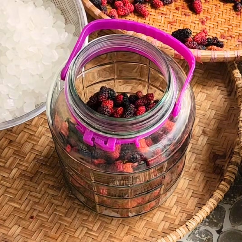 Bước 3 Ngâm dâu với đường phèn Dâu tằm ngâm đường phèn