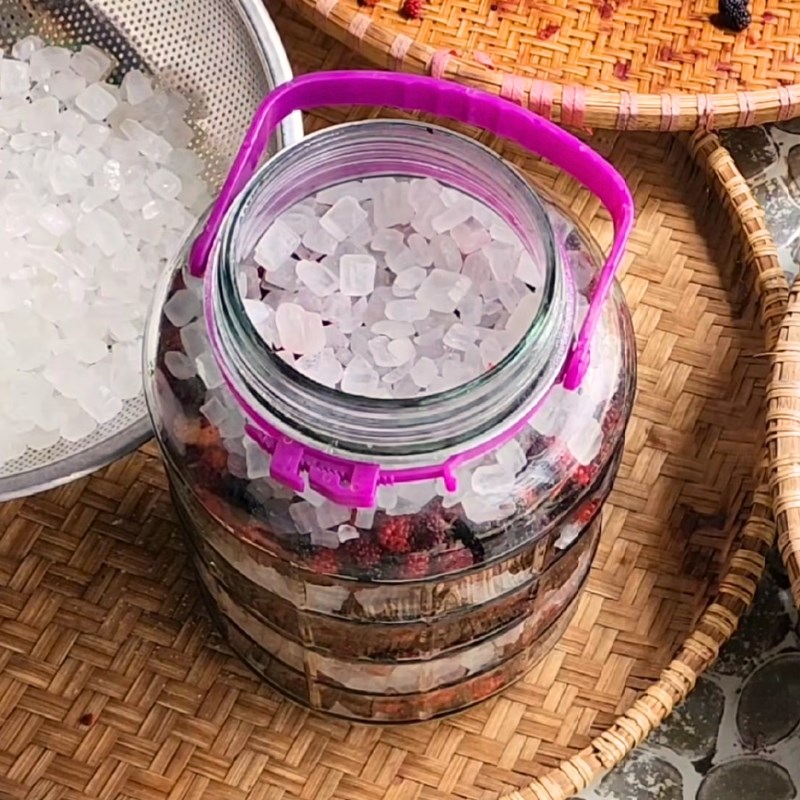 Bước 3 Ngâm dâu với đường phèn Dâu tằm ngâm đường phèn