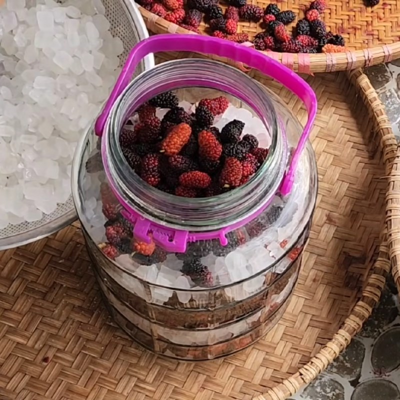 Bước 3 Ngâm dâu với đường phèn Dâu tằm ngâm đường phèn