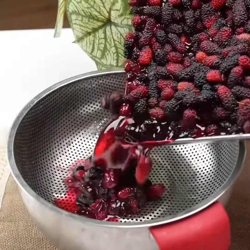 Bước 2 Ngâm dâu với đường và muối Nước dâu tằm