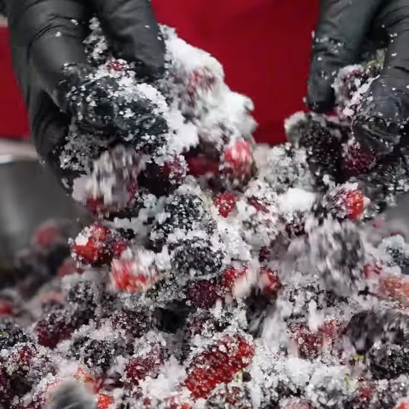 Bước 2 Ngâm dâu với đường và muối Nước dâu tằm