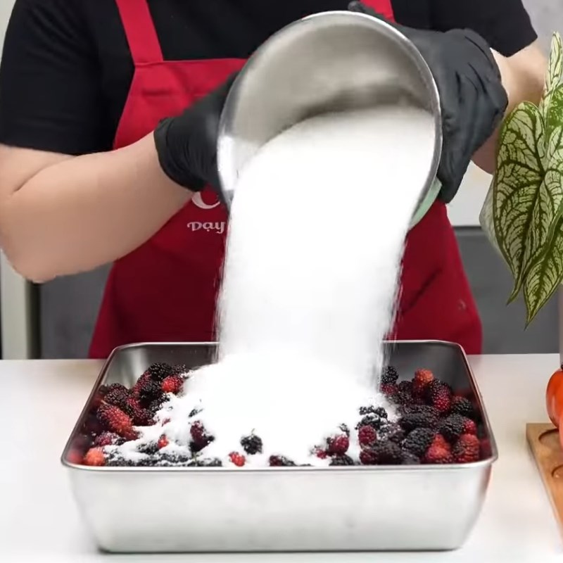 Bước 2 Ngâm dâu với đường và muối Nước dâu tằm