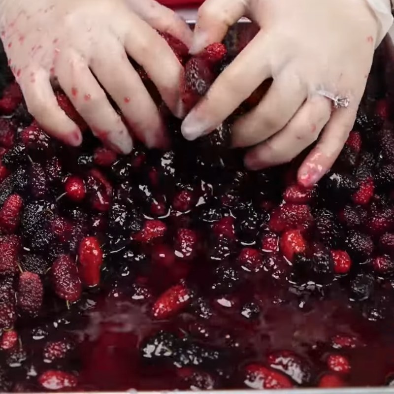 Bước 2 Ngâm dâu với đường và muối Nước dâu tằm