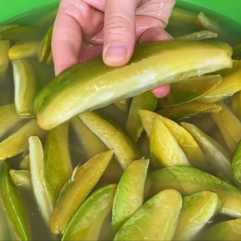 Bước 2 Ngâm khế ra bớt nước chua Ô mai khế