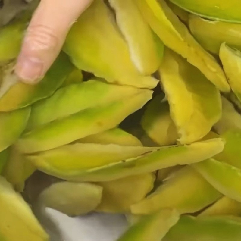 Bước 2 Ngâm khế ra bớt nước chua Ô mai khế