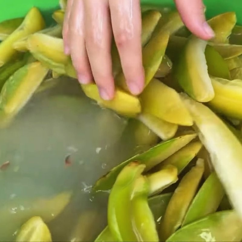 Bước 2 Ngâm khế ra bớt nước chua Ô mai khế